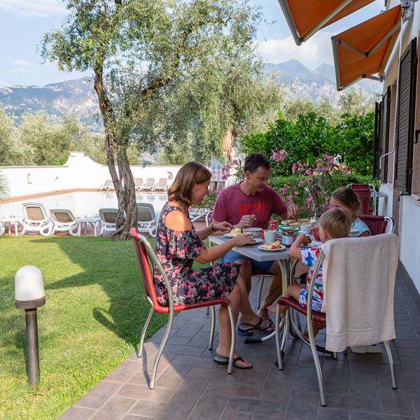 Colazione in giardino